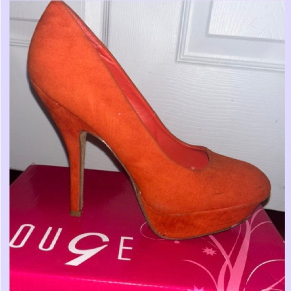 Orange pumps